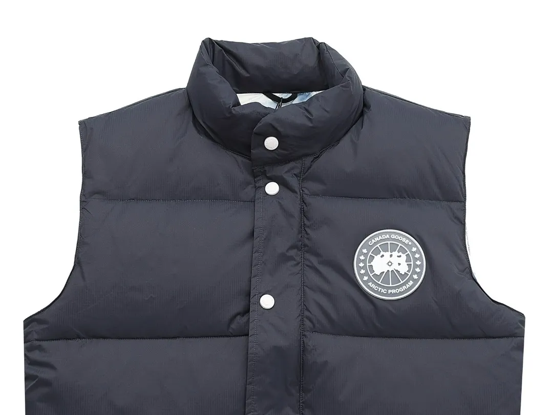 P480 Graphite Gray] Canadagoose/Canada Goose White Label Glacier Down Vest Canada Goose's new "Northern Lights Series" down vest Canada Goose's new "Northern Lights" Northern Lights White Label Down Vest is on the shelves! The light and layered colors give people the feeling of being trapped in the mist around icebergs and glaciers. It can be said to be very dreamy! Original YKK zipper, Size: XS-XXL